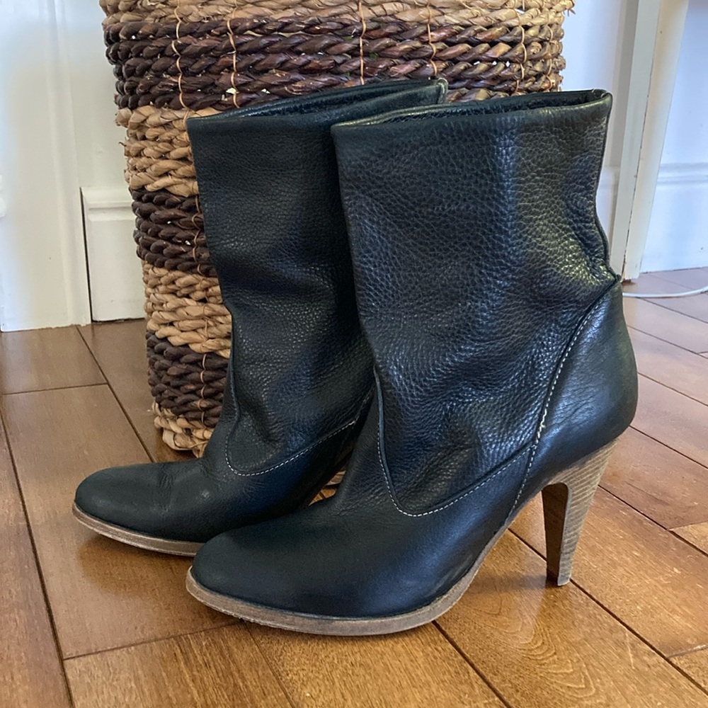 Charles David Genuine Leather Black Heeled Boots Sleek Minimalist Design